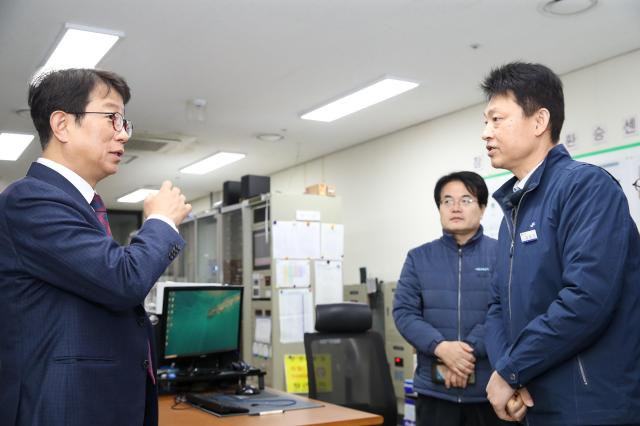 박상우 국토교통부 장관사진 왼쪽이 20일 서울 송파구 잠실 광역환승센터 관제실을 찾아 안전 현황을 점검하고 있다 사진국토교통부
