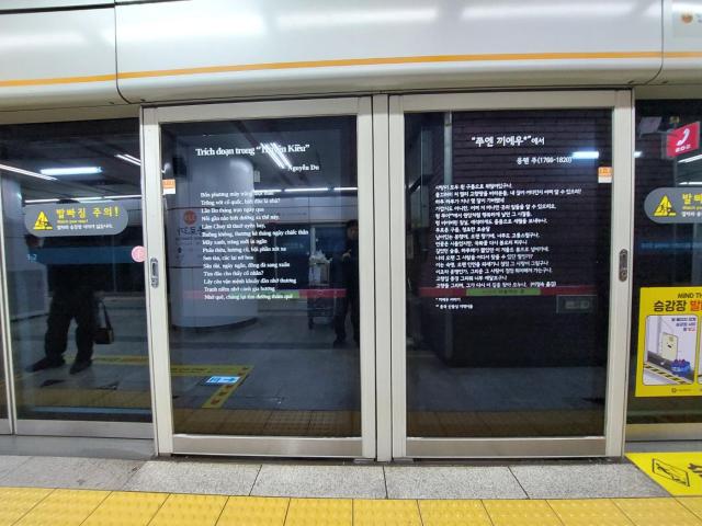Một trích đoạn trong Truyện Kiều được trưng bày trên cửa an toàn tại ga Express Bus Terminal Line 3 với bản dịch sang tiếng Hàn bên phải ẢnhSeoul Metro