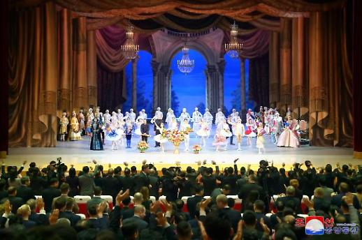 俄罗斯芭蕾舞团在平壤举行演出