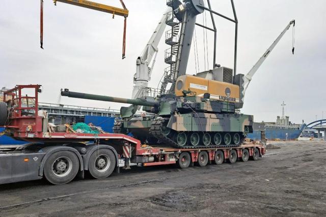 폴란드 그드니아 항구에 도착한 폴란드 K2 전차 사진현대로템
