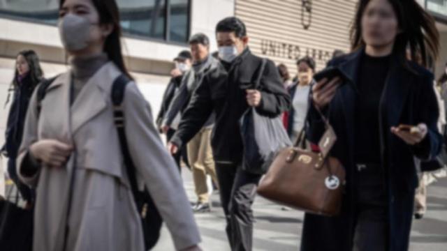 이달 일본 도쿄 신주쿠 지역을 일본 시민들이 걷고 있는 모습 사진AFP 연합뉴스