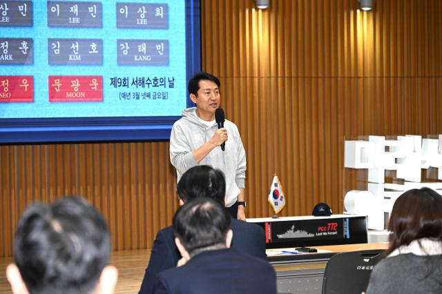 오세훈 서울시장은 21일 서울시청에서 최원일 천안함 함장을 초청해 특강을 듣는 자리에서 북한의 도발에 경계를 늦춰서는 안된다고 강조했다 사진서울시