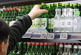 Tiêu thụ tại Hàn Quốc sụt giảm khiến nhiều DN sản xuất soju tăng tốc mở rộng kinh doanh ra thị trường nước ngoài