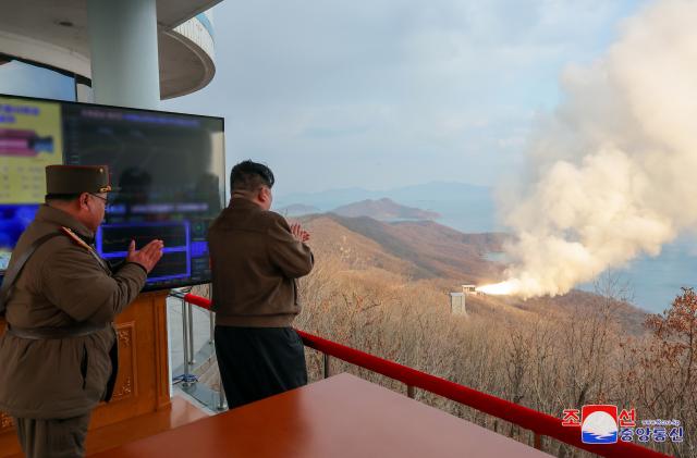 북한이 지난 19일 오전과 오후 서해위성발사장에서 신형 중장거리 극초음속 미사일용 다단계 고체연료엔진 지상분출 시험을 성공적으로 진행했다고 조선중앙통신이 20일 보도했다 사진연합뉴스