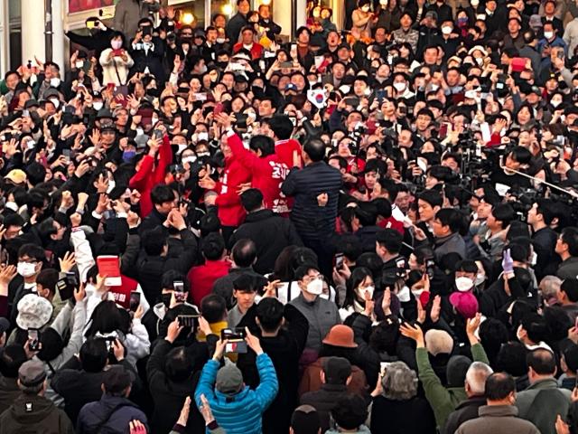 21일 한동훈 위원장의 경산 방문에 수 많은 인파가 경산공설시장에 운집했다사진김규남 기자