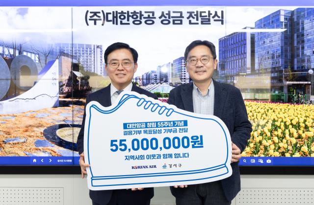 22일 지상휘 대한항공 사회봉사단 운영위원장왼쪽에서 두번째이 진교훈 서울 강서구청장에게 기부금을 전달한 뒤 기념 촬영하고 있다 사진대한항공 제공