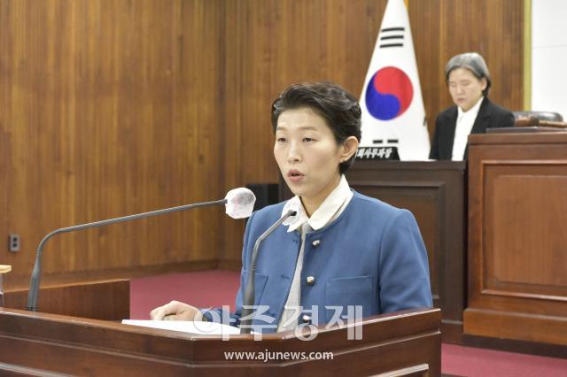 김향정 의원이 10분 자유발언을 하고 있다사진동해시의회