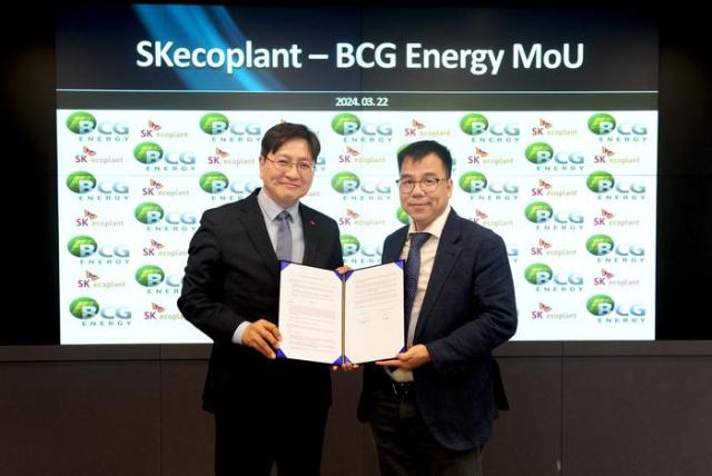 Từ trái sang Ông Kim Jung-hoon Giám đốc điều hành Bộ phận Kinh doanh Giải pháp Nhà máy của SK ecoplant và ông Phạm Min Tuấn Tổng Giám đốc điều hành BCG Energy chụp ảnh lưu niệm sau khi ký kết thỏa thuận hợp tác kinh doanh ẢnhSK ecoplant