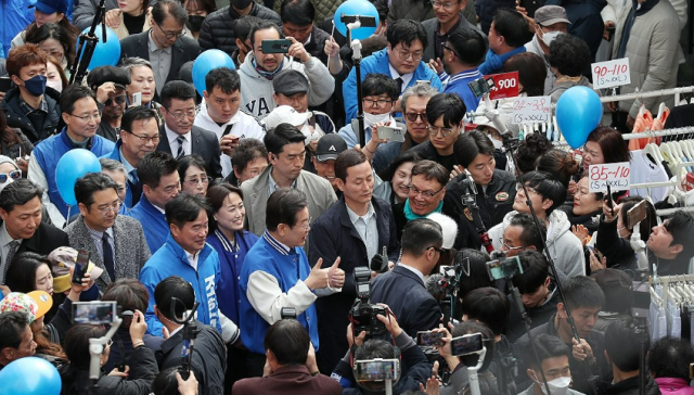 이재명 더불어민주당 대표가 22일 오전 충남 서산시 동부시장을 찾아 지지를 호소하고 있다 사진연합뉴스