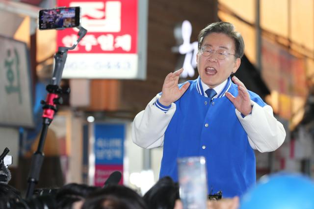  더불어민주당 이재명 대표가 22일 충남 서산 동부시장을 방문해 조한기 후보 지지를 호소하고 있다 