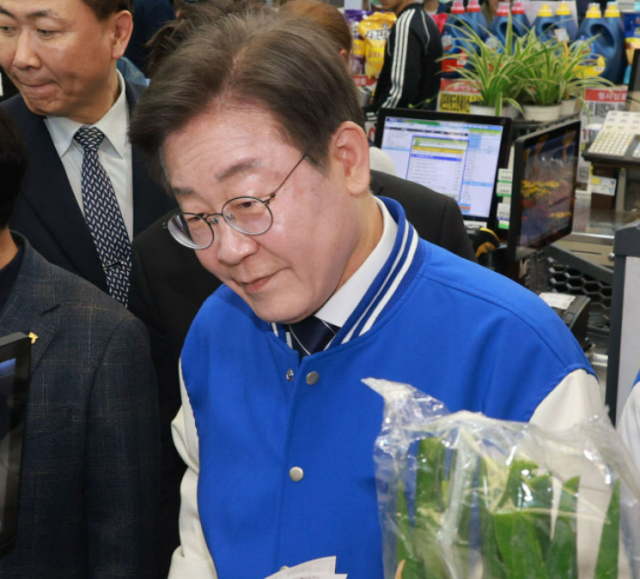 이재명 더불어민주당 대표가 23일 경기 포천시 소흘농협하나로마트에서 대파와 참외를 구입하고 있다 사진연합뉴스
