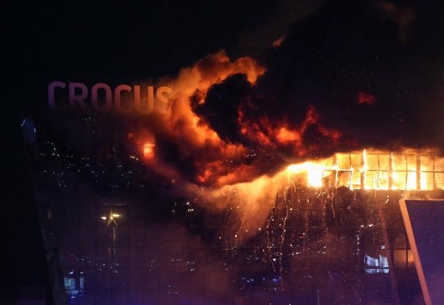 22일현지시간 러시아 모스크바 외곽 크라스노고르크 지역의 크로커스 시티홀 건물이 괴한의 테러로 불길이 휩싸인 모습 사진연합뉴스