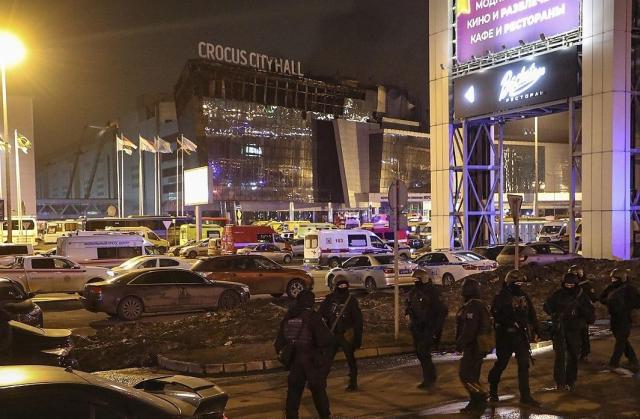 22일현지시간 총격 테러가 벌어진 크로커스 시티홀 공연장 인근을 러시아 경찰들이 순찰하고 있다 사진연합뉴스