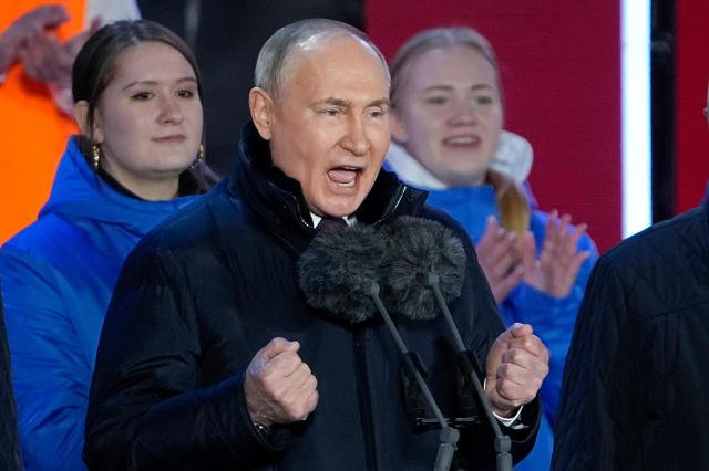 러시아 모스크바 붉은광장에서 열린 대선 승리 및 크림반도 합병 10주년 기념식에서 발언하는 블라디미르 푸틴 대통령 사진연합뉴스