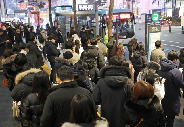 서울을 비롯한 수도권 대부분 지역에 눈이 내린 지난 1월 9일 오후 서울 중구 명동입구 정류장에서 시민들이 버스를 타기 위해 기다리고 있다 사진연합뉴스 