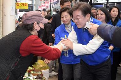 강남3구 찾은 이재명 전국민 25만원 민생회복지원금 제공