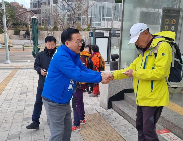 강태웅 더불어민주당 용산 후보가 24일 오후 효창공원역 앞에서 유권자에게 인사를 건네고 있다 사진강태웅 선거캠프 제공 