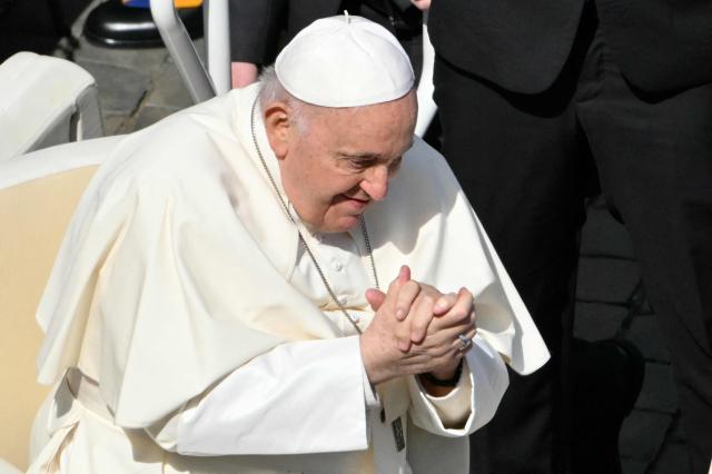 프란치스코 교황이 24일 성 베드로 광장에 모인 신자들에게 인사하고 있다 사진연합뉴스