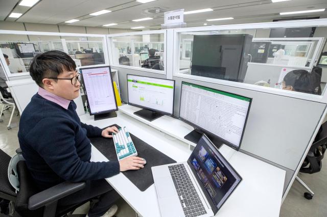 서울 광화문에 위치한 KT 고객센터에서 직원이 AI 클린 메시징 시스템으로 스팸 메시지를 분석하고 있다사진KT