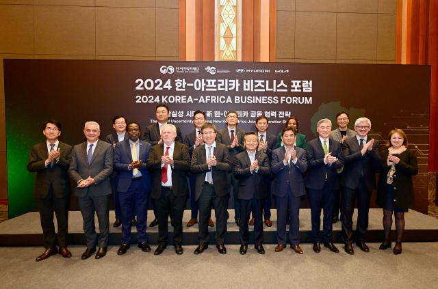 현대차그룹은 25일월 소공동 롯데호텔 크리스탈볼룸서울 중구 소재에서 한∙아프리카재단 및 영국 런던대학교 SOAS 산하 ‘지속가능한 구조변화 연구소Centre for Sustainable Structural Transformation’와 함께 2024 한∙아프리카 비즈니스 포럼을 개최했다
사진 아랫줄 좌측부터 김동욱 현대차그룹 전략기획실 부사장 사이드 물린 모로코 원자력방사선안전청 청장 실리지 마왈라 국제연합UN 대학 총장 롭 데이비스 前 남아공 산업부 장관 장하준 런던대 SOAS 경제학 교수 겸 CSST 공동연구소장 여운기 한∙아프리카재단 이사장 김견 현대차그룹 HMG경영연구원장 성 김 현대차그룹 고문 안토니오 안드레오니 SOAS CSST 공동연구소장 조안 베이트 남아공 산업개발공사 최고운영책임자 및 윗줄 좌측부터 이보성 현대차그룹 경제산업연구센터장 상무 김흥수 현대차그룹 GSO 부사장 김일범 현대차그룹 GPO 부사장 김기현 한국무역협회 글로벌협력본부장 홍순영 한국수출입은행 부행장 마릿 키토 아프리카광물개발센터장 센터장 대행 박성규 현대차그룹 상무가 기념 촬영을 하는 모습