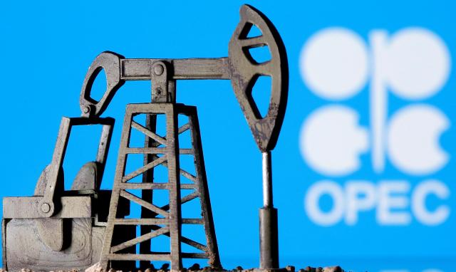 석유 수출국 기구OPEC의 로고 앞에 있는 석유 시추기 모형의 모습사진로이터 연합뉴스