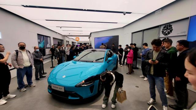 25일 중국 베이징 시내 쇼핑몰 샤오미 매장에 샤오미 첫 전기차 모델 SU7이 전시돼 있다 사진배인선 기자