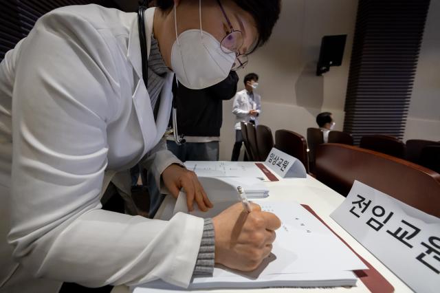 사직서 작성하는 의대 교수
    서울연합뉴스 윤동진 기자  25일 오전 서울 고려대학교 안암병원에서 열린 ‘고려대학교 의료원 교수 총회’에 참석한 교수가 사직서를 작성하고 있다 2024325
    monynacokr2024-03-25 091012
저작권자 ⓒ ㈜연합뉴스 무단 전재 재배포 금지 AI 학습 및 활용 금지저작권자 ⓒ ㈜연합뉴스 무단 전재 재배포 금지 AI 학습 및 활용 금지