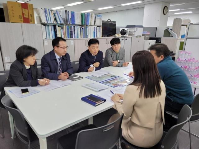 이찬준 김제부시장왼쪽 세 번째이 국토부와 행안부를 방문해 지역활력타운 공모사업 계획안 설명하고 있다사진김제시