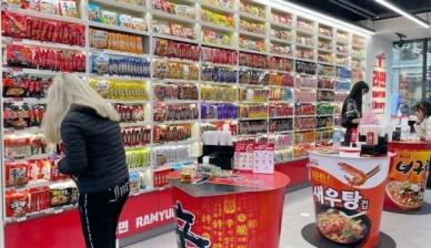 韩国便利店大变身 提供特色服务吸引外籍游客 