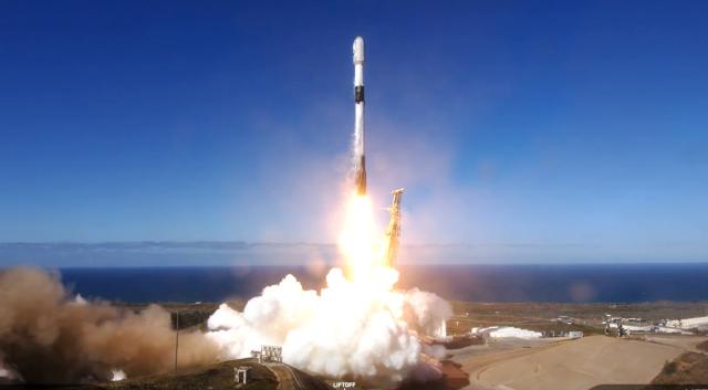 미국 캘리포니아 소재 밴덴버그 우주군 기지에서 우리 군 첫 정찰위성 1호기를 탑재한 미국 스페이스Ⅹ사의 우주발사체 팰컨9이 2023년 12월 1일 현지시각 발사되고 있다 사진스페이스X