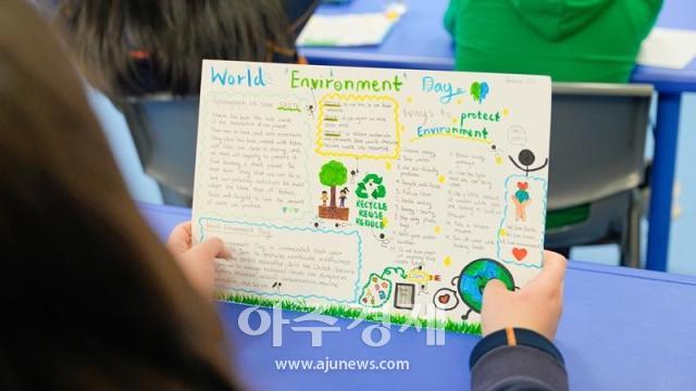 5학년 학생이 작성한 지구 환경 보호에 관한 포스터사진중국 옌타이요화국제학교