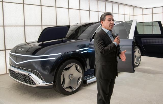 장재훈 현대차 사장이 제네시스 초대형 전동화 SUV ‘네오룬’ 콘셉트를 설명하고 있다 사진현대차