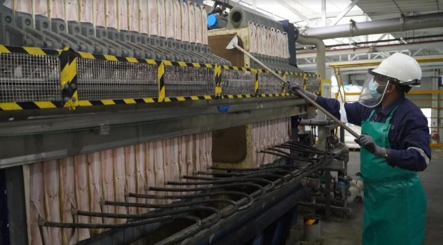 SK에코플랜트 자회사 SK 테스 공장에서 작업자들이 폐배터리로부터 흑연을 긁어내고 있다 사진SK에코플랜트