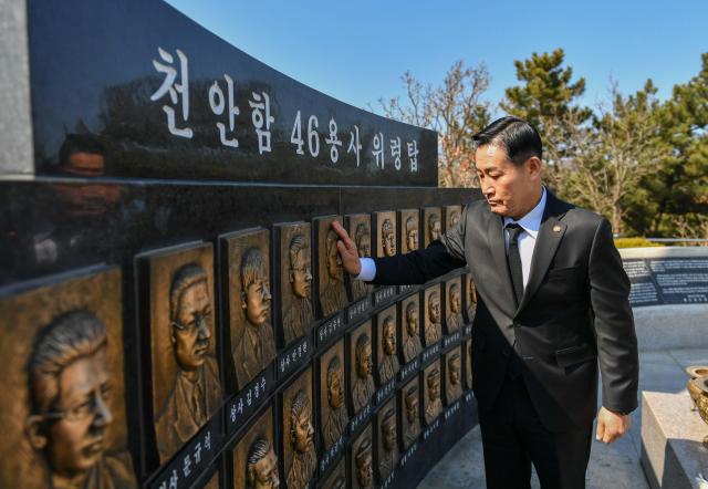 신원식 국방부장관이 천안함 피격사건 제14주기를 맞아 26일 백령도를 방문해 천안함 46용사 위령탑을 찾아 참배하고 있다 사진국방부