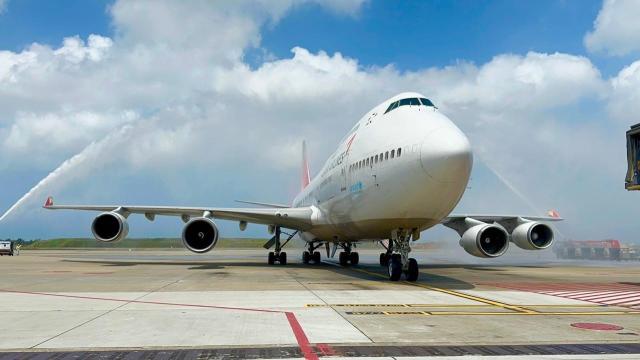 아시아나항공 B747 여객기가 25일현지시간 타이베이 타오위안 국제공항에 도착해 마지막 운항 기념 물대포 환영Water Salute을 받고 있다 사진아시아나항공