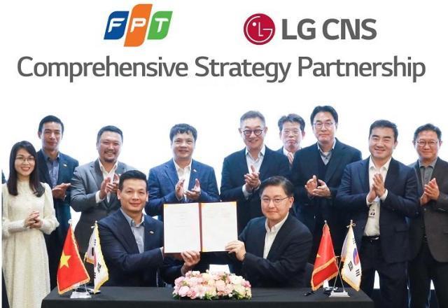 Lễ ký kết biên bản ghi nhớ hợp tác kinh doanh giữa LG CNS và Tập đoàn FPT với sự chứng kiến của Giám đốc điều hành LG CNS Hyun Shin-kyun thứ năm bên phải và Tổng giám đốc điều hành Tập đoàn FPT Nguyễn Văn Koa thứ tư bên trái ẢnhLG CNS