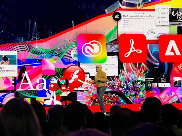 샨타누 나라옌 어도비 최고경영자CEO가 26일현지 시각 미국 라스베이거스에서 열린 어도비 서밋에서 AI를 기반으로 한 마케팅 혁신에 관해 설명하고 있다사진어도비
