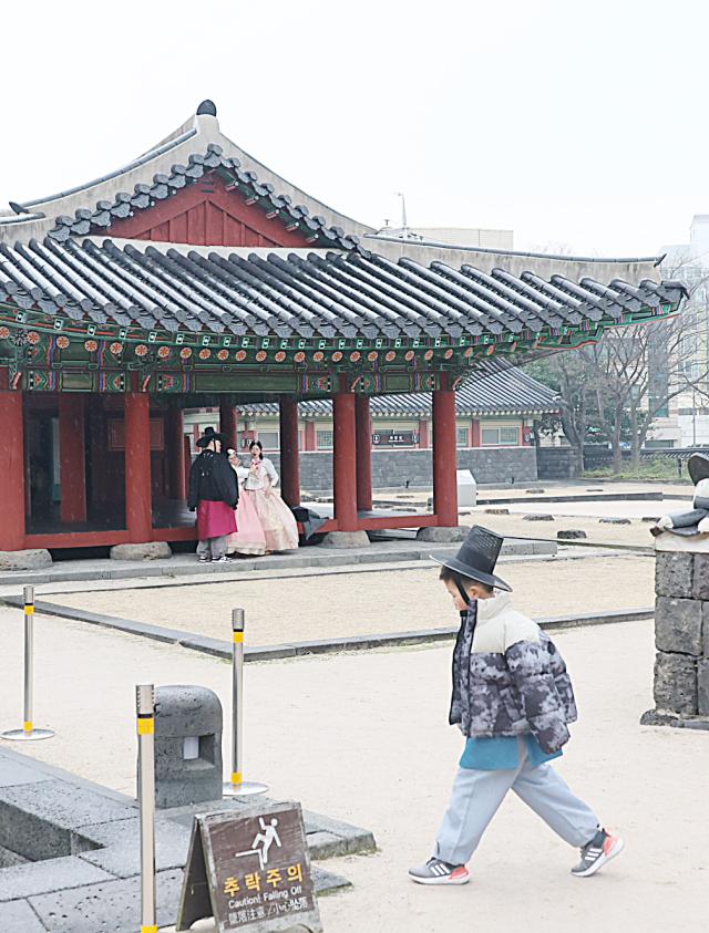 중국인 관광객들이 제주목관아를 찾아 사진을 찍으며 관광을 즐기고 있다  사진연합뉴스