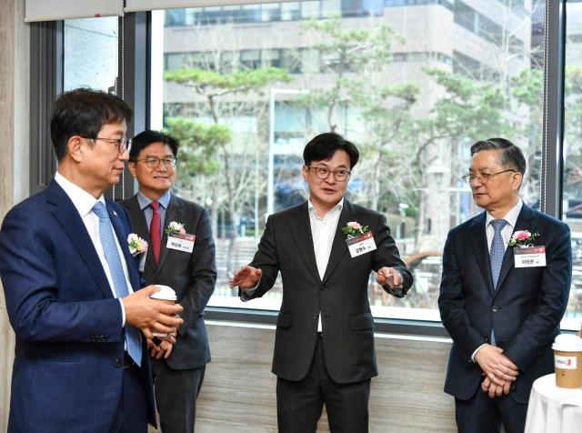 김병수 시장이 박상우 국토부 장관 이한준 한국토지주택공사 사장 국내 건설 부동산 및 교통 분야 전문가들과 환담을 나누고 있다 사진김포시