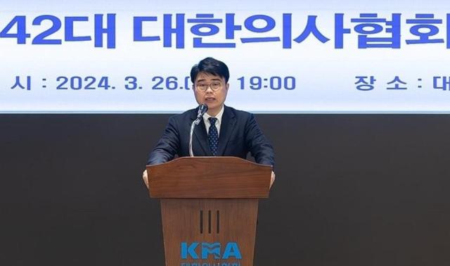 임현택 대한의사협회 회장 당선인이 26일 오후 서울 용산구 대한의사협회에서 열린 결선 투표에서 당선된 후 소감을 밝히고 있다 사진연합뉴스