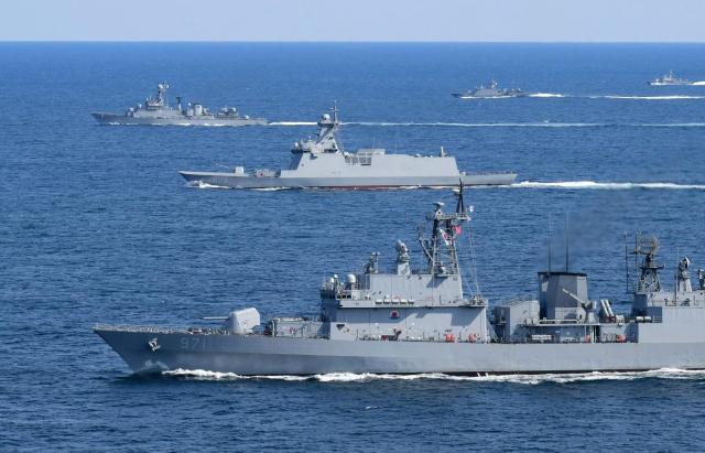 27일 동해상에서 광개토대왕함DDH-Ⅰ·사진 아래쪽부터 포항함FFG-Ⅱ 부산함FF 등 해군 1함대 함정들이 기동훈련을 하고 있다 