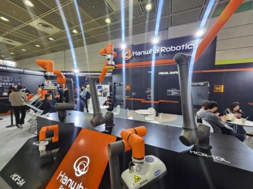 Hanwhas cooperative robot wing showcases robot sommelier at Smart Factory + Automation World