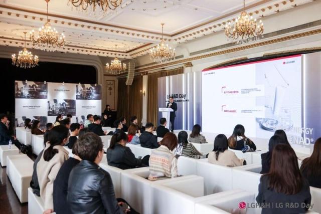 LG생활건강이 지난 27일 중국 상해에서 안티에이징의 미래 NAD+를 주제로 연구성과 발표회인 제1회 LG RD Day를 열었다 사진LG생활건강