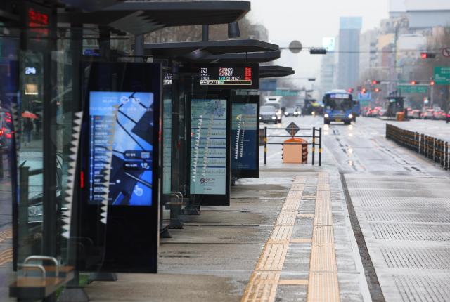 서울 시내버스 총파업이 시작된 28일 오전 서울 종로의 한 정류장이 승객 없이 한산한 모습이다 사진연합뉴스