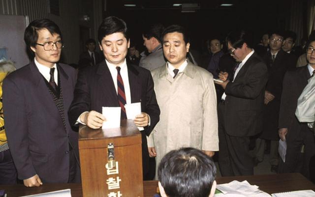 1994년 공개입찰을 통해 한국이동통신 인수에 참여하는 모습 사진SK텔레콤
