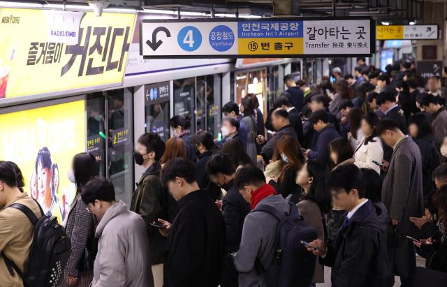 서울 시내버스 총파업이 시작된 28일 오전 중구 서울역 지하철 승강장이 시민들로 붐비고 있다 사진연합뉴스 