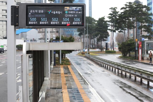 Biển điện tử ở một bến xe buýt khu vực Jung-gu hiển thị dòng chữ Chờ khởi hành cho tất cả các tuyến xe buýt Ảnh chụp sáng ngày 2832024 ẢnhYonhap News