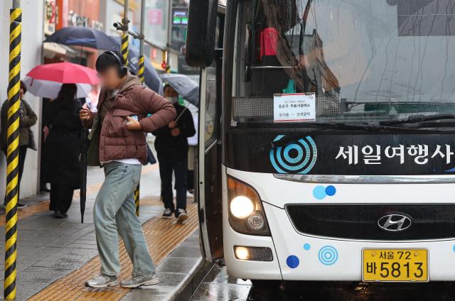 Jongno-gu đã triển khai khẩn cấp xe buýt đưa đón shuttle bus nhằm giúp vận chuyển người dân tới ga tàu vào sáng ngày 28 khi cuộc tổng đình công của Công đoàn xe buýt Seoul bắt đầu ẢnhYonhap News