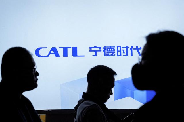 2023년 4월 중국 상하이 모터쇼 행사장에서  관객들이 CATL 로고가 붙여진 광고 앞을 지나가고 있다 사진로이터연합뉴스 