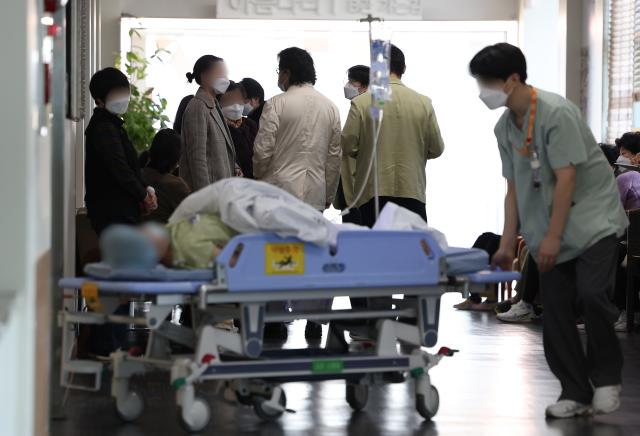 서울 시내 한 대형병원에서 환자가 이동하고 있다 사진연합뉴스